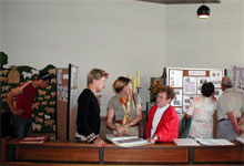 Pfarrerin Ritter in der Ausstellung